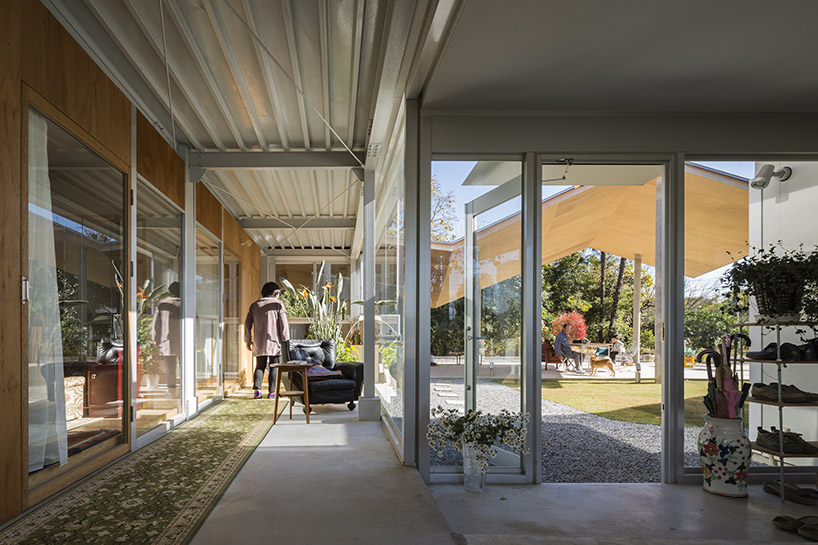 kohei kudo applies a folding timber roof to articulate family house in japan designboom