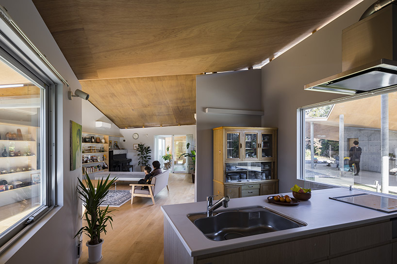 kohei kudo applies a folding timber roof to articulate family house in japan designboom