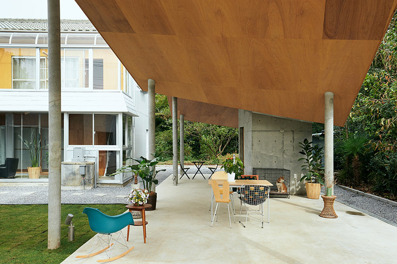 kohei kudo applies a folding timber roof to articulate family house in japan designboom