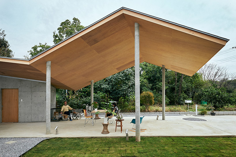 kohei kudo applies a folding timber roof to articulate family house in ...