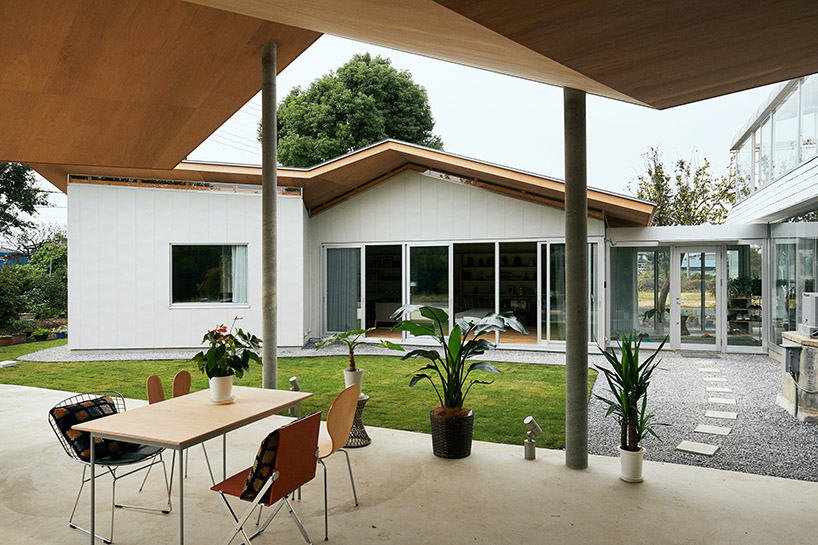 kohei kudo applies a folding timber roof to articulate family house in japan designboom