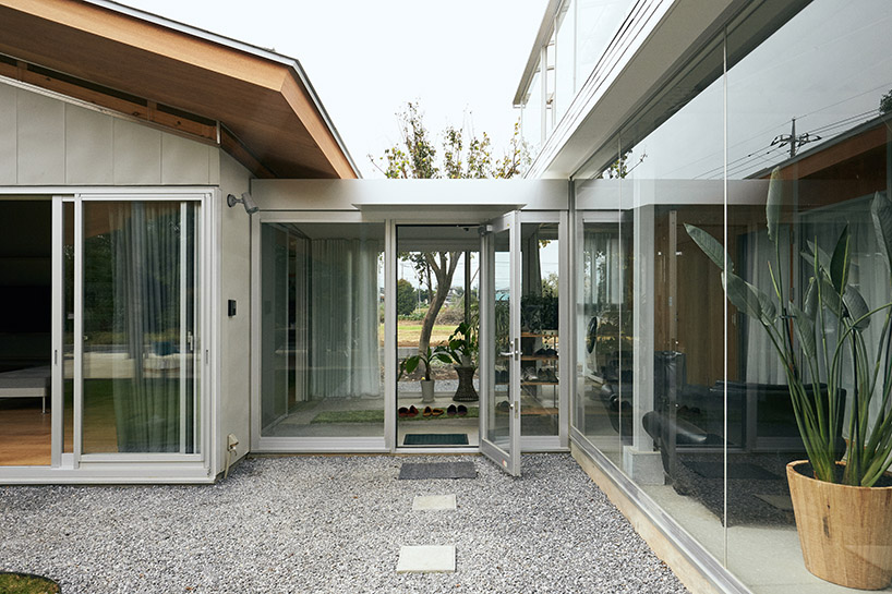 kohei kudo applies a folding timber roof to articulate family house in japan designboom