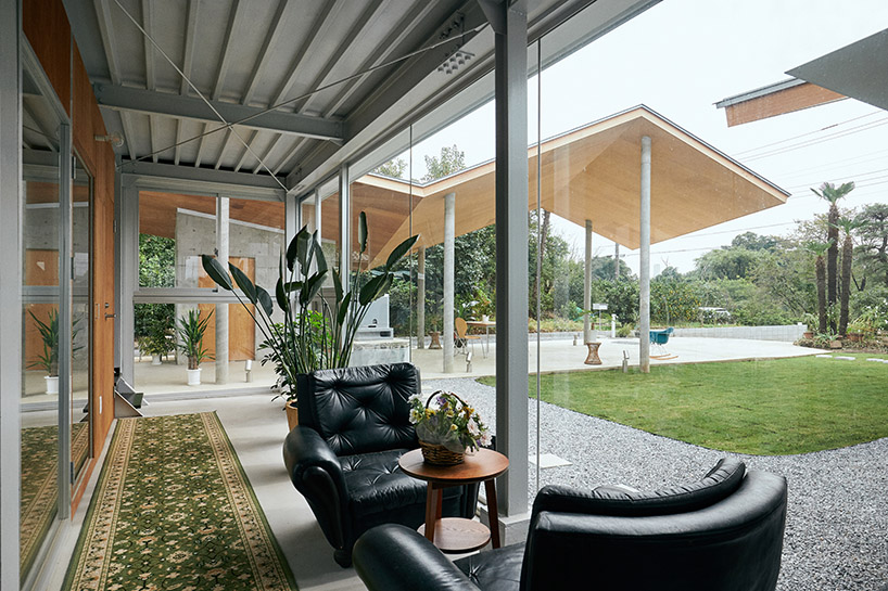 kohei kudo applies a folding timber roof to articulate family house in japan designboom