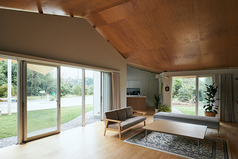 kohei kudo applies a folding timber roof to articulate family house in japan designboom