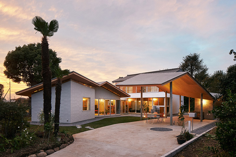 kohei kudo applies a folding timber roof to articulate family house in japan designboom