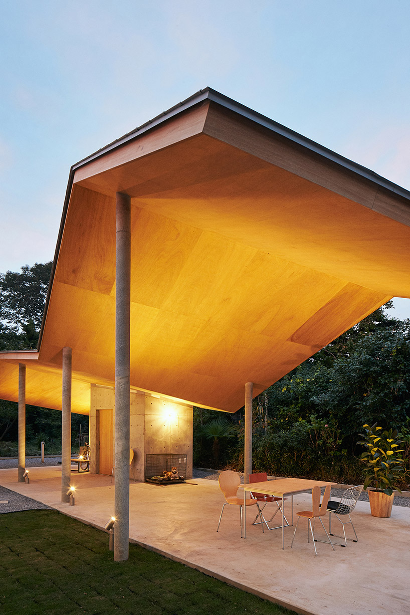 kohei kudo applies a folding timber roof to articulate family house in japan designboom