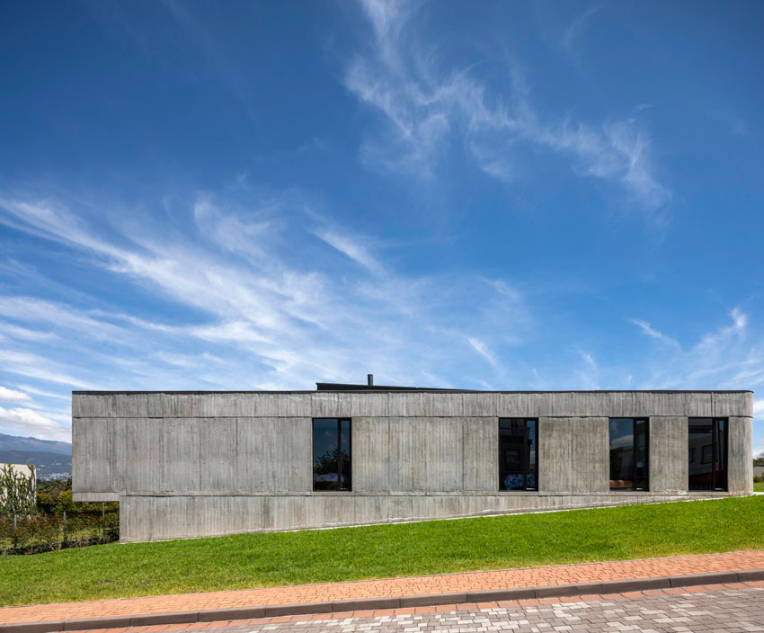 bernardo bustamante arquitectos realizes concrete 'casa 9B' in ecuador designboom
