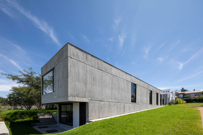 bernardo bustamante arquitectos realizes concrete 'casa 9B' in ecuador designboom