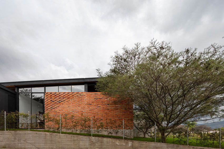 bernardo bustamante arquitectos realizes concrete 'casa 9B' in ecuador designboom