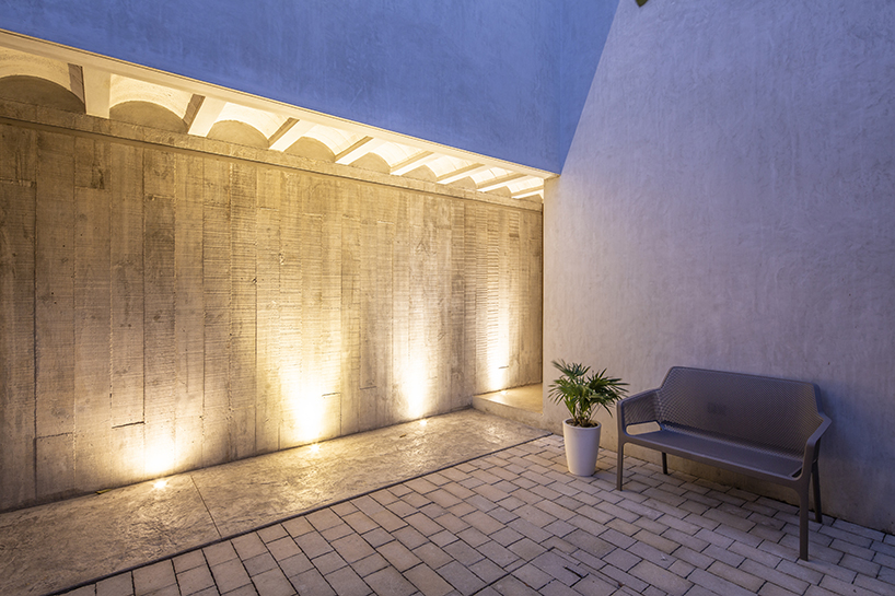 a monolithic concrete block articulates central de proyectos' house PDC in mexico designboom