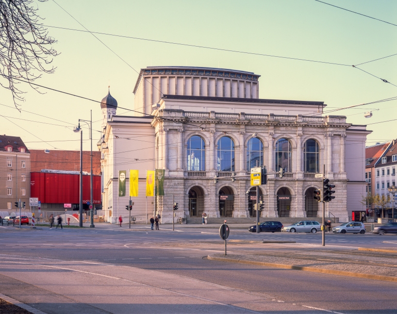La fachada de vidrio de Henn estará en exceso en el histórico Teatro Augsburgo de Alemania