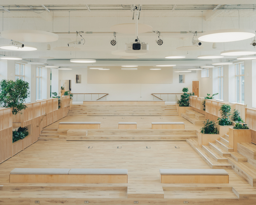 London College transforma una antigua piscina en un espacio educativo de madera de usos múltiples