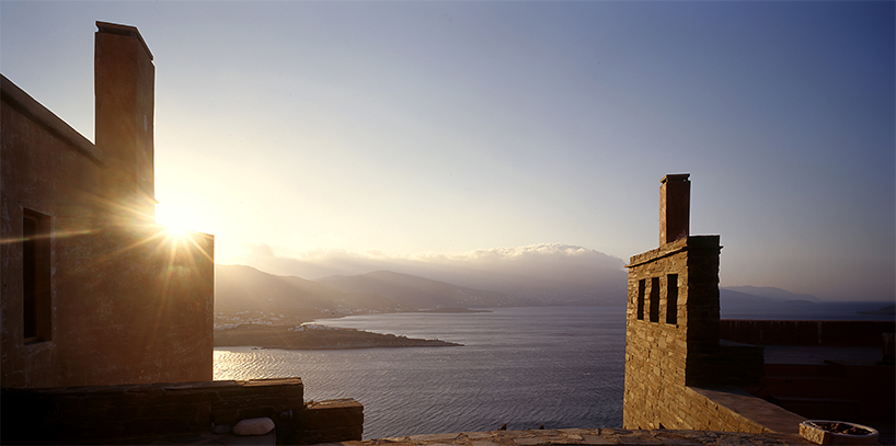 couvelas/kouvelas blends summer house into greek island’s landscape