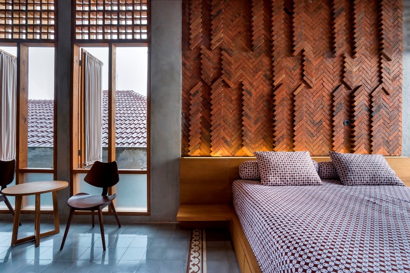 andyrahman brings elements of traditional indonesian architecture to 'omah boto'