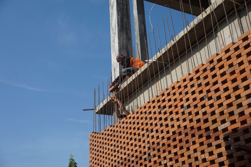 andyrahman brings elements of traditional indonesian architecture to 'omah boto'
