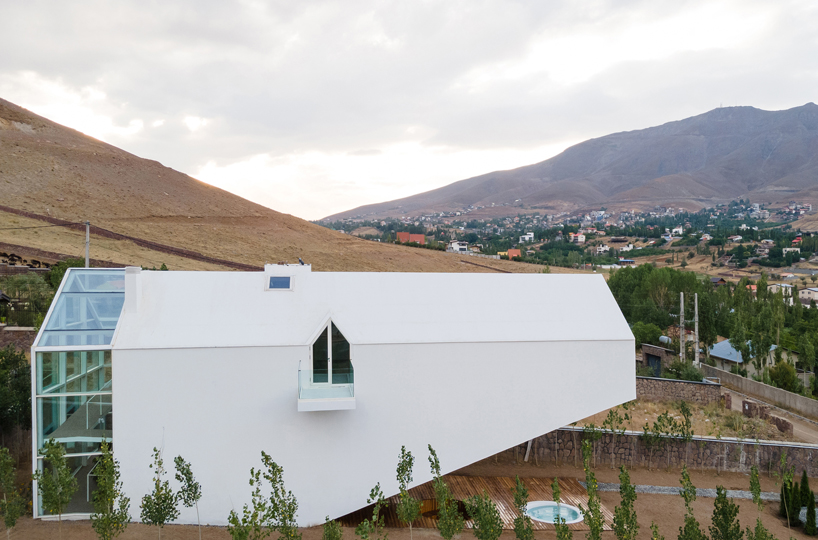 dasht villa optimizes outdoor and indoor living experience in cold iranian climate
