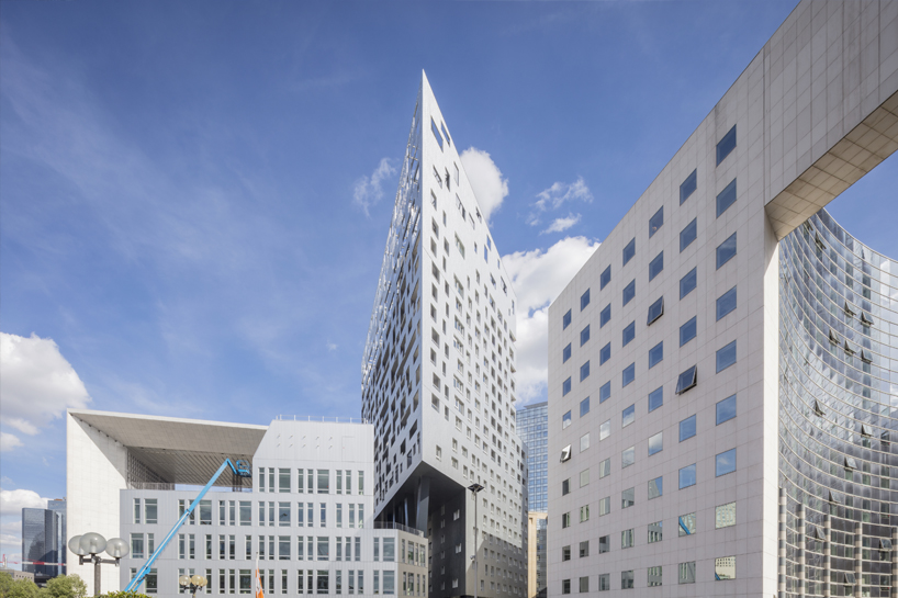 louis-paillard-architecte-skylight-tower-apartments-la-defense-paris-france-08-30-2019-designboom