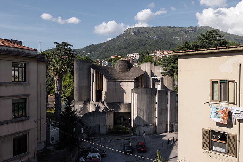 Il fotografo Ste Murray ha catturato immagini delle brutali curve della chiesa della Sacra Familia in Italia