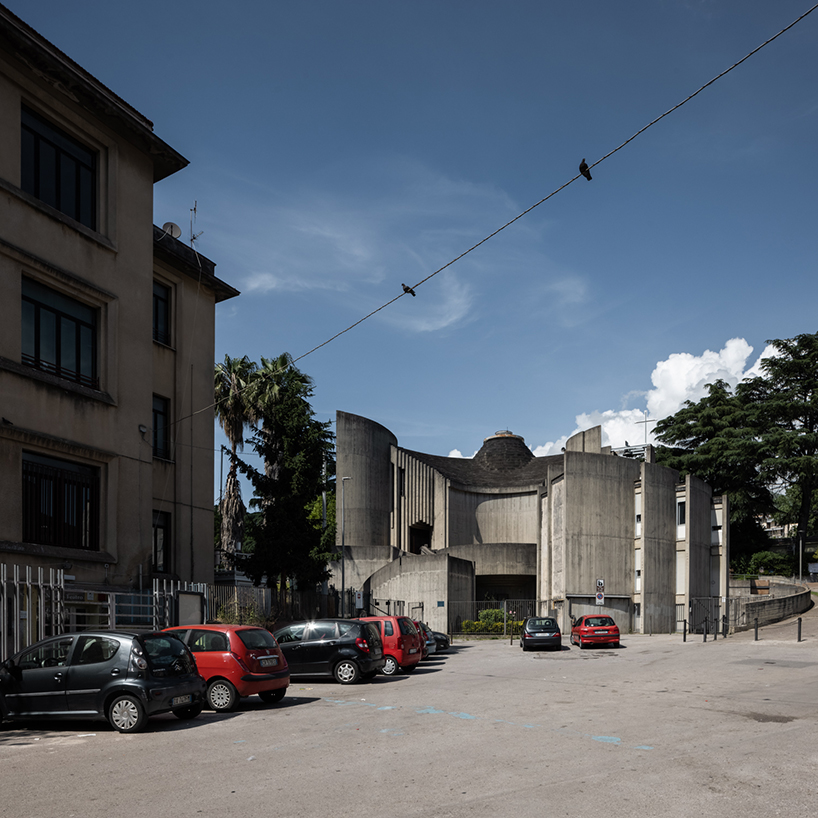 Il fotografo Ste Murray ha catturato le brutali curve e anse della Chiesa della Sacra Familia in Italia per celebrare il suo cinquantesimo anniversario