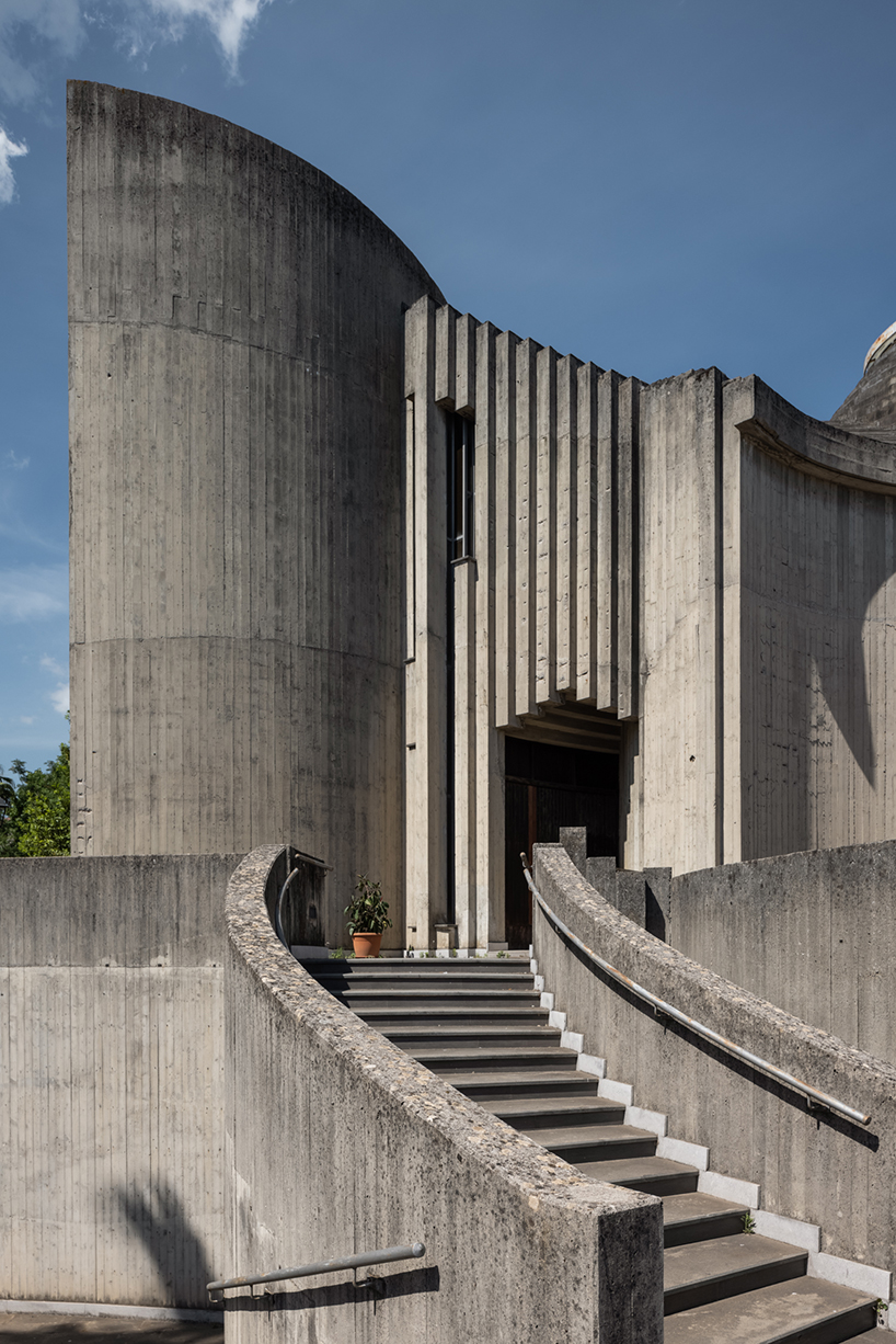 Ste Murray cattura gli archi e gli anelli brutali della chiesa italiana della Sacra Familia mentre compie 50 anni