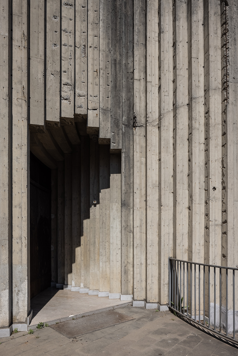 Il fotografo Ste Murray ha catturato le brutali curve e anse della Chiesa della Sacra Familia in Italia per celebrare il suo cinquantesimo anniversario