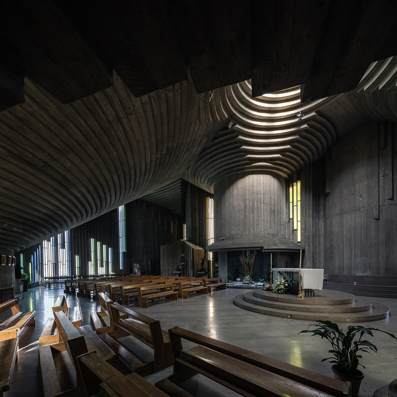 Il fotografo Ste Murray ha catturato le brutali curve e anse della Chiesa della Sacra Familia in Italia per celebrare il suo cinquantesimo anniversario