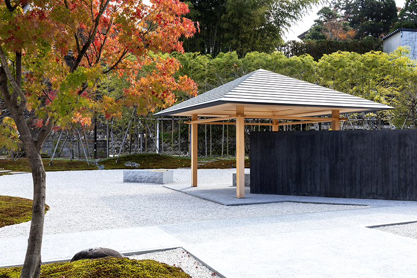 Las paredes inclinadas y las tontas composiciones de Hajime Yoshida hacen eco de los jardines tradicionales japoneses