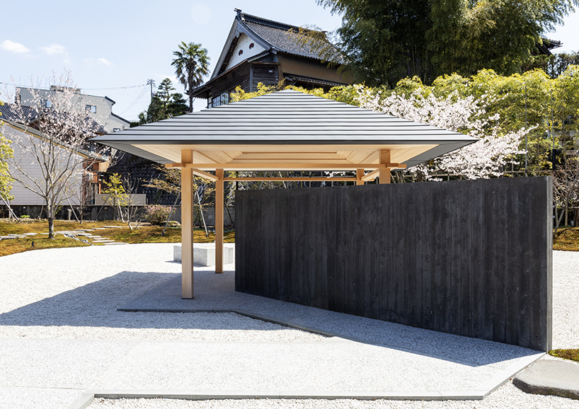 Las paredes inclinadas y las tontas composiciones de Hajime Yoshida hacen eco de los jardines tradicionales japoneses