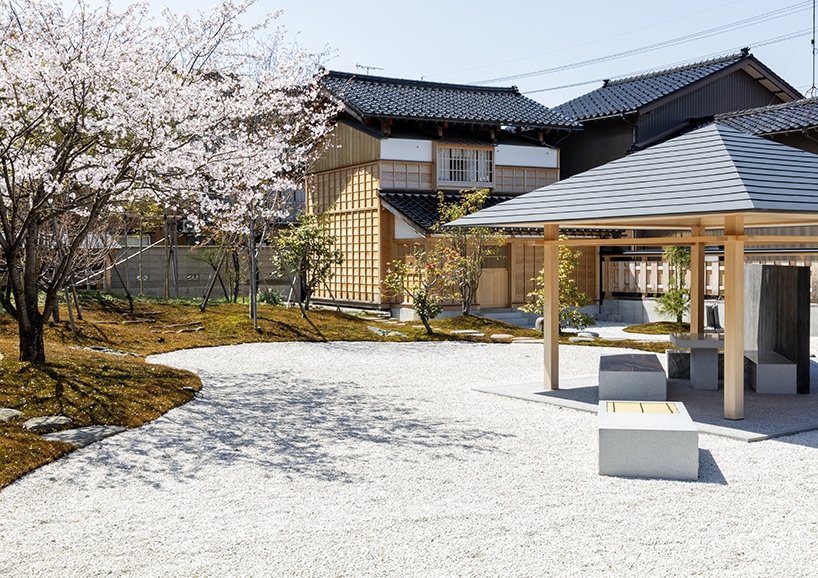 Las paredes inclinadas y las tontas composiciones de Hajime Yoshida hacen eco de los jardines tradicionales japoneses