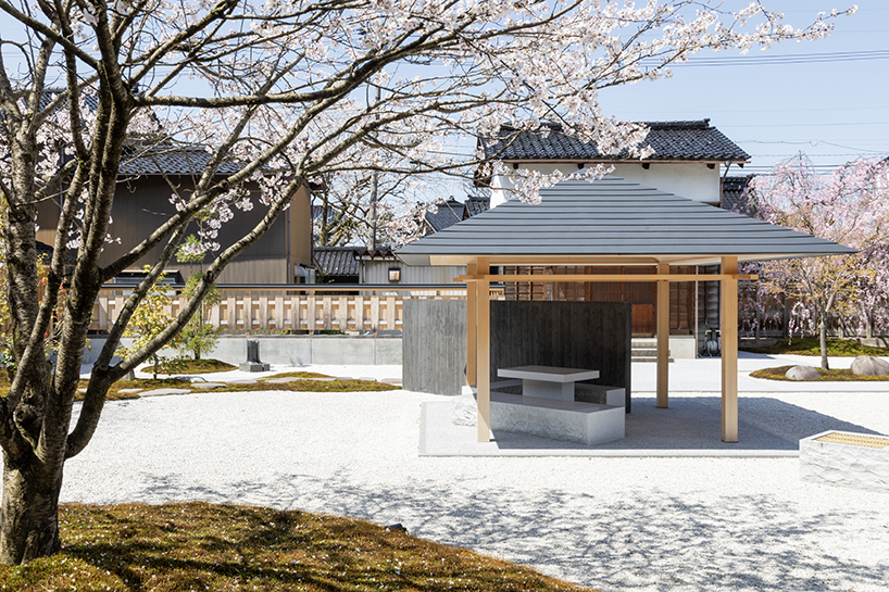 Las paredes inclinadas y las tontas composiciones de Hajime Yoshida hacen eco de los jardines tradicionales japoneses