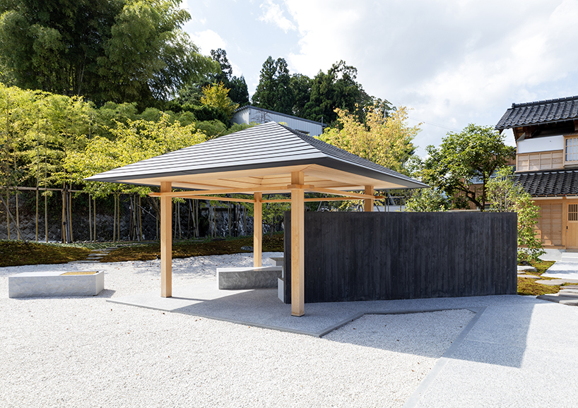 Las paredes inclinadas y las tontas composiciones de Hajime Yoshida hacen eco de los jardines tradicionales japoneses