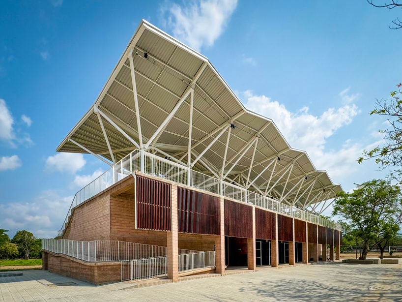 La carcasa de metal paraboloide hiperbólico descansa sobre un centro deportivo renovado en México por Adia Studio