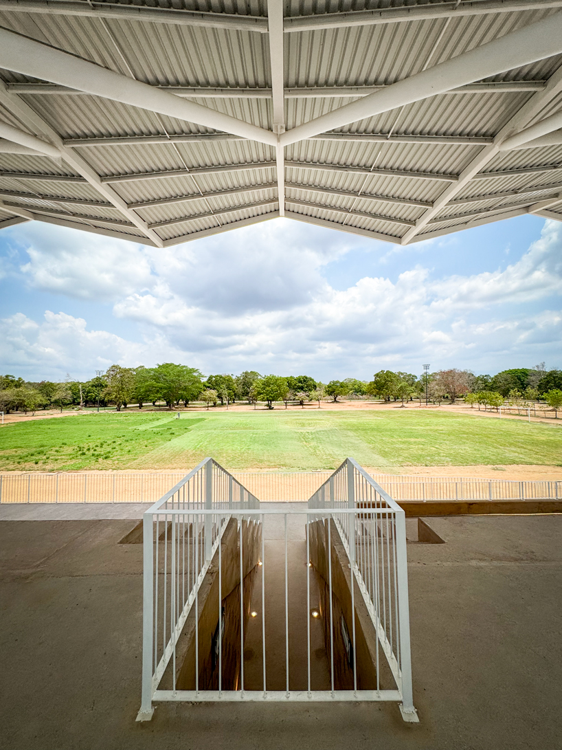 La carcasa de metal paraboloide hiperbólico descansa sobre un centro deportivo renovado en México por Adia Studio