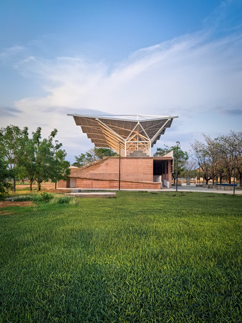 La carcasa de metal paraboloide hiperbólico descansa sobre un centro deportivo renovado en México por Adia Studio