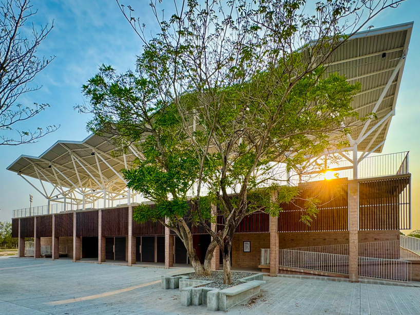 Una estructura metálica modular se asienta sobre el renovado polideportivo de Aidia Studio