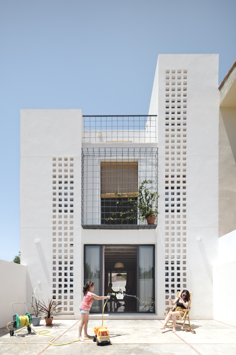 CRUX arquitectos creates light, flexible spaces for REI house in spain