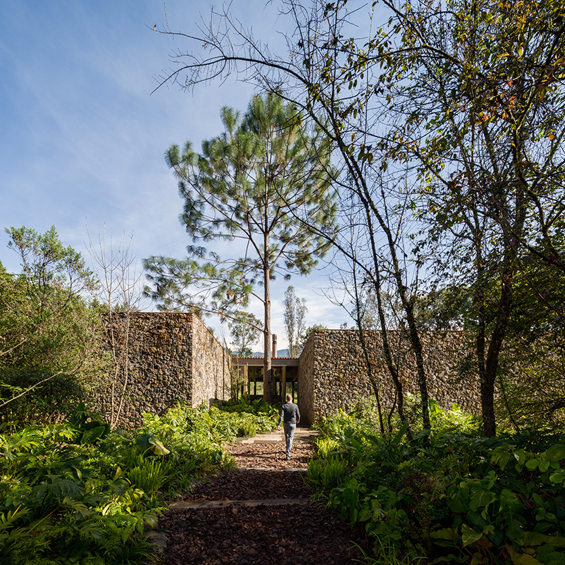 santana house has been carefully placed on its site and within the natural context from the outset the design sought to take full advantage of the propertys proportions and open spaces usi 1