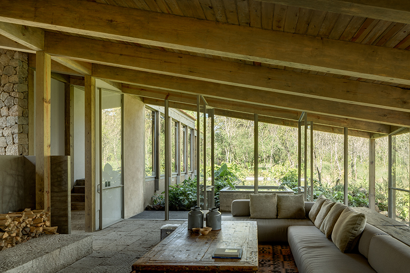 santana house has been carefully placed on its site and within the natural context from the outset the design sought to take full advantage of the propertys proportions and open spaces usi 4