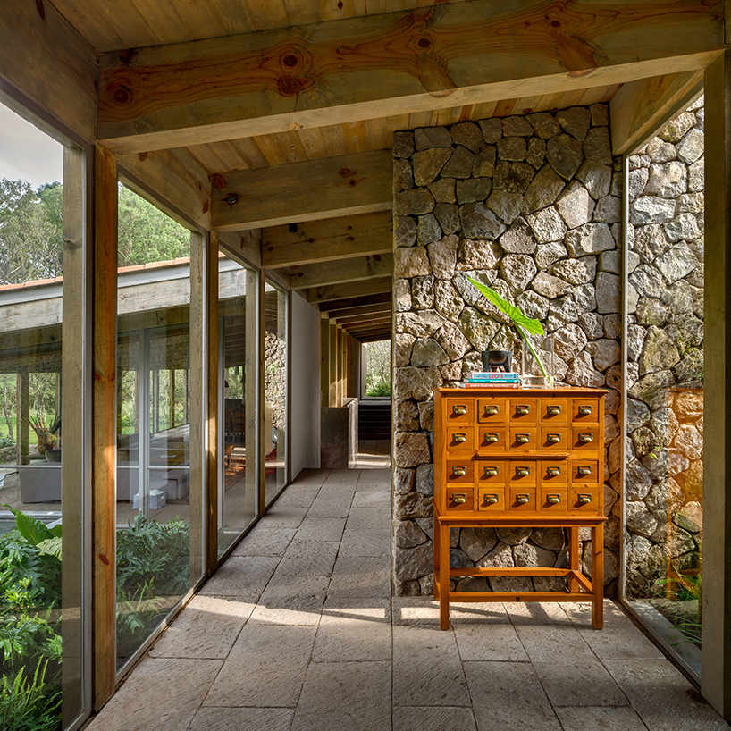 santana house has been carefully placed on its site and within the natural context from the outset the design sought to take full advantage of the propertys proportions and open spaces usi 7