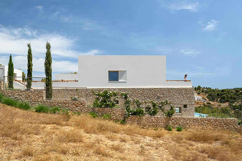 Pieris Architects incrusta las residencias de piedra estratificadas en las laderas griegas