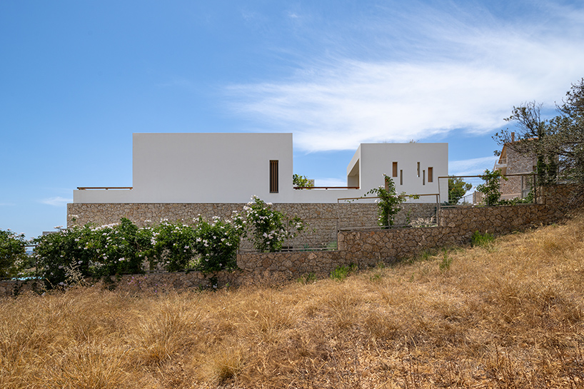Pieris Architects incrusta las residencias de piedra estratificadas en las laderas griegas