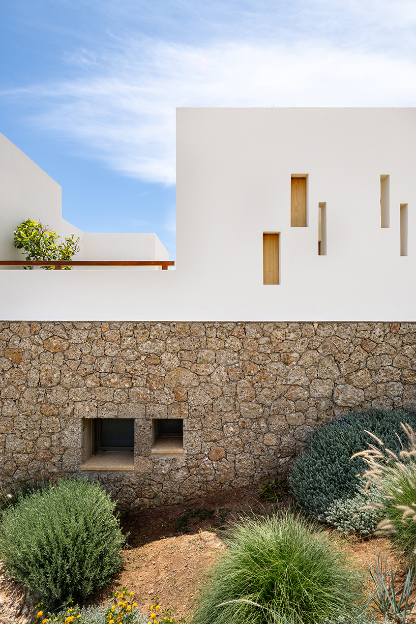 Pieris Architects incrusta las residencias de piedra estratificadas en las laderas griegas