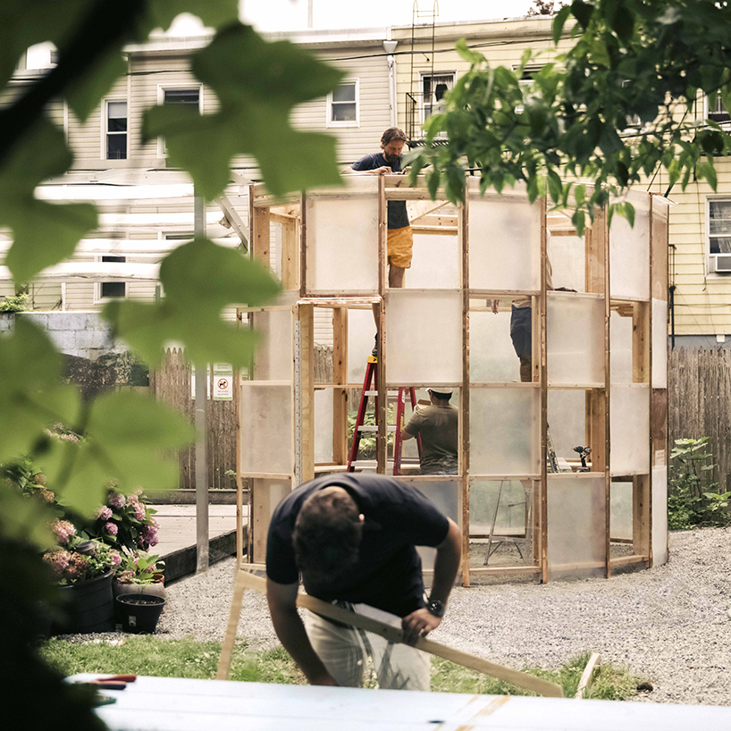Invernadero ovalado, sierra. Los estudiantes de tierra y diseño traen sol a Brooklyn Gardens