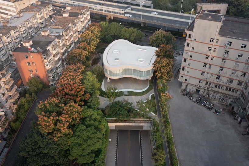 heimat architects shapes curved, elevated structure for USTC learning center in china
