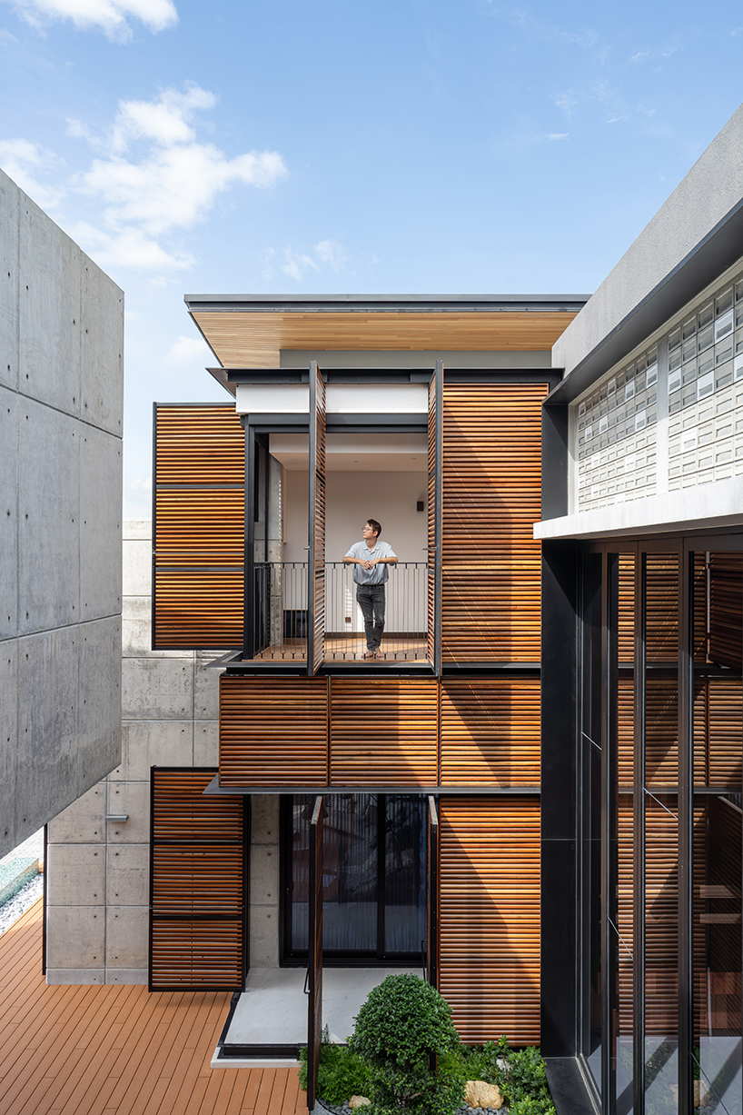 fluted concrete blocks extend 3-juxta house's facade towards