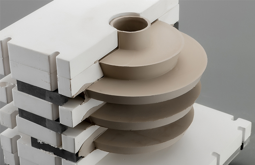 'clayers' oleh aviad ozery menggunakan cetakan berlapis untuk mengeksplorasi keserbagunaan desain keramik kamar