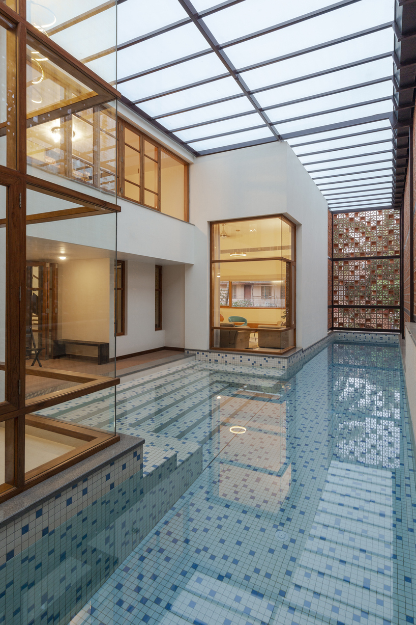 Pantallas de terracota perforadas encierran el pabellón de la piscina en una casa india