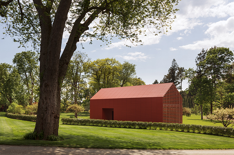 the red barn by roger ferris + partners reinterprets traditional new england architecture designboom