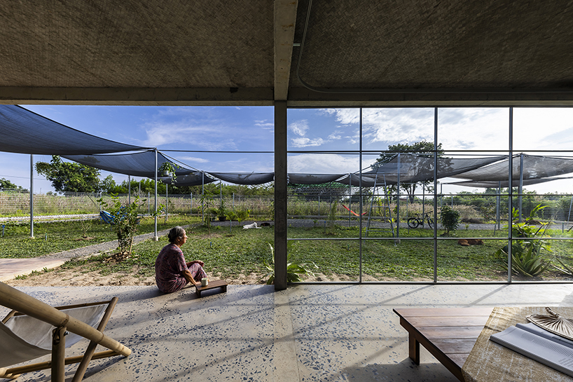 Studio Annetai construye una pequeña casa de bambú y acero en una plantación de pimientos vietnamita
