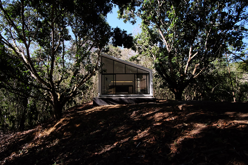 úbáli tropical living builds eco-friendly modular house in rural costa rica